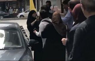 İstanbul’da bıçaklı çöp atma kavgası kamerada:...