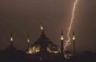 İstanbul’da eşsiz şimşek görüntüleri kameraya...