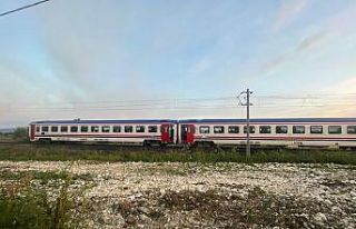 İstanbul’da yolcu treni hemzemin geçitte otomobile...