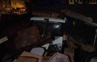 İstinat duvarı çöktü, 6 araç altında kaldı