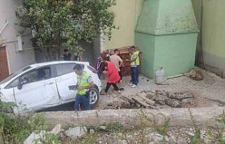 İstinat duvarından caminin bahçesine düşen otomobildeki...