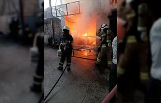 İşyerinde çıkan yangın itfaiye ekipleri tarafından...