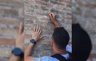 İtalya’da Kolezyum’a isim kazıyan turist aranıyor