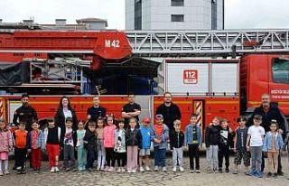 İtfaiyeci amcalarına yaptıkları resimleri hediye...