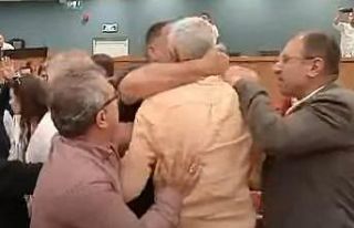 İzmir Büyükşehir Belediye Meclisinde ‘bavul’...