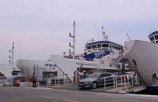 İzmir’de arabalı vapur karaya oturdu