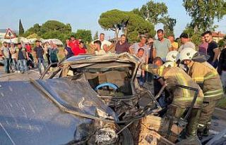 İzmir’de ticari araç ile çarpışan otomobilin...