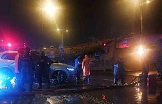 İzmir’i sel vurdu: Araçlar suya gömüldü, yol...