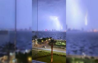 İzmir’i yıldırımlar geceyi aydınlattı