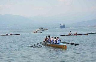 İzmit Körfezi’nde kürekçilerin kıyasıya mücadelesi...