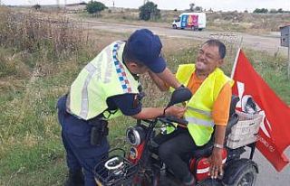 Jandarma, motosiklet sürücülerine reflektif yelek...