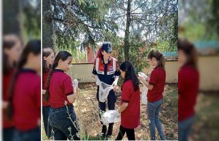 Jandarma ve öğrencilerden çevre temizliği