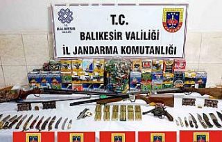 Jandarmadan silah ve mühimmat ticareti yapan örgüte...