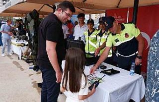 Jandarmanın standı büyük ilgi gördü