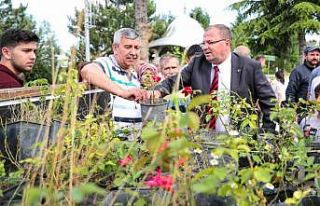 Kabir ziyareti için mezarlığa gelen vatandaşlara...