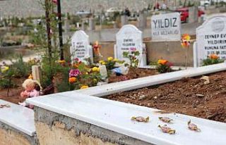 Kabirlerin başına bayram şekeri bıraktılar