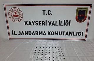 Kaçak kazıdan elde ettiği tarihi eserleri satarken...