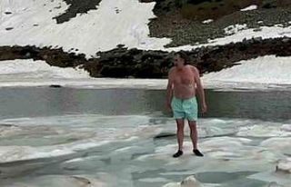 Kaçkar Dağları eteklerindeki buz tutmuş göle...