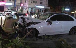Kadıköy’de kontrolden çıkan araç kaldırımdaki...