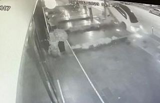 Kadıköy’de otomobilin direğe ve ağaca çarptığı...