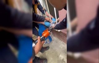 Kafası demir korkuluklara sıkışan çocuk kurtarıldı
