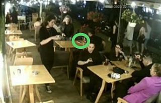 Kafede unutulan cep telefonunu çalan şüpheliler...