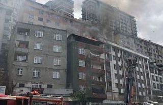 Kağıthane’de teras kat alev alev yandı: Vatandaşlar...