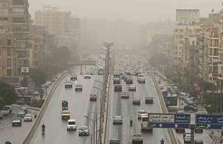 Kahire’yi kum fırtınası vurdu, gökyüzü turuncuya...