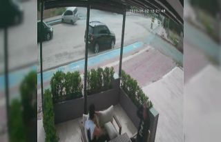 Kaldırıma çarpıp devrilen araçtan burnu bile...