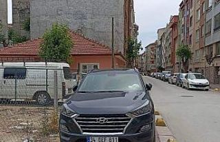 Kaldırımda araç parklarının önüne geçilmiyor