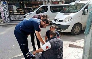 Kaldırımdan düşerek hafif yaralanan adam ilk yardım...