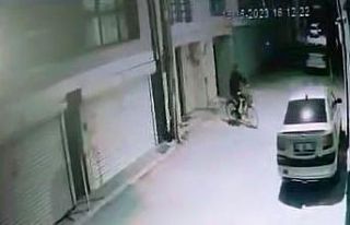 Kameraya aldırış etmeyen hırsız, apartmandan...