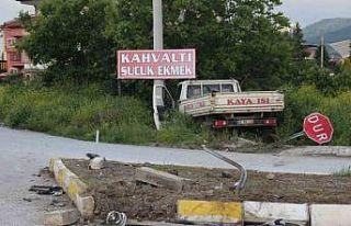Kamyonet ile otomobilin çarpıştığı kazada 1...