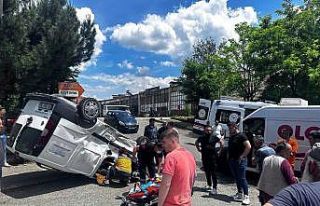 Kamyonetin çarptığı kurye aracı takla attı,...