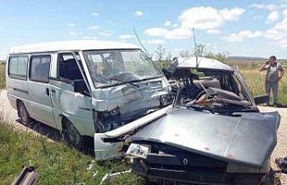 Kamyonetle otomobilin çarpıştığı kazada 3 kişi...