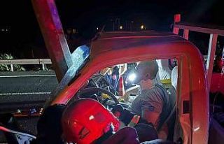 Kamyonette sıkışan sürücüyü itfaiye ekipleri...