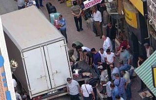 Kamyonun çaptığı seyyar satıcı yaralandı