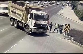 Kamyonunu fark etmeyen genci polis kurtardı, ölümden...