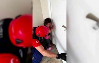 Kapıya parmağı sıkışan minik kızın yardımına...