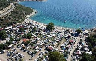 Karavan tatilcileri Foça’ya akın etti