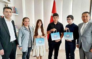 Karikatür yarışmasında dereceye giren öğrenciler...