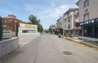 Karnesini alan öğrenci okul önünde arkadaşı...