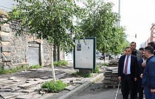 Kars Belediyesi kaldırımları yapıyor