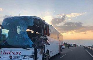 Karşı şeride geçen tır otobüsle kafa kafaya...