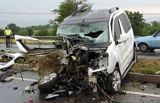 Karşı şeride geçip tankerle çarpışan araçtaki...