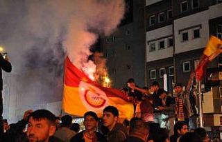 Kars’ta Galatasaray taraftarları sokağa döküldü