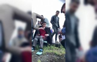 Kars’ta kamyon devrildi, gıda maddeleri etrafa...