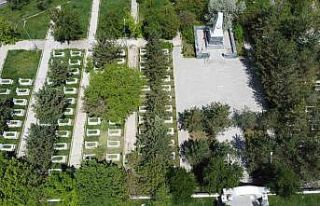 Kars’ta mezarlıklarda bayram temizliği