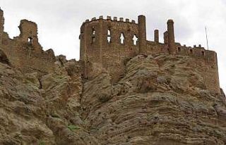 ’Kartal yuvası’na benzeyen Hoşap Kalesi’nde...