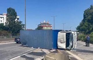 Kartal’da kamyon bariyerlere çarpıp yan yattı:...